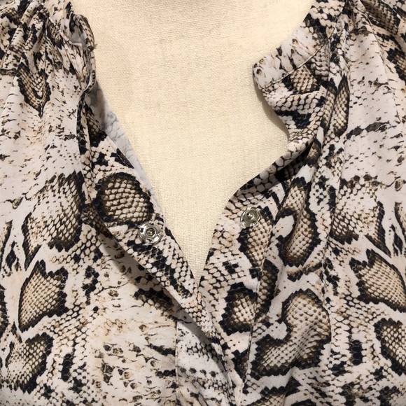 Halston snake print top V neck SZ  M - Picture 3 of 6